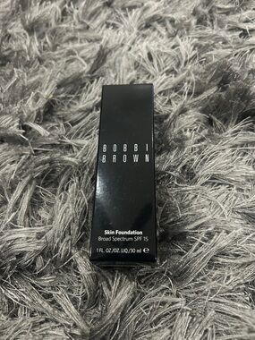 Bobbi Brown Skin Foundation SPF 15 - Black
